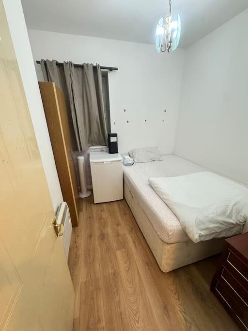 Private Double Bedroom In Hounslow Near Heathrow * Londra